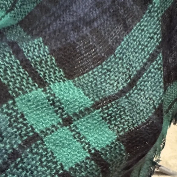 NWT 2 Plaid Scarves Set red green and green black - Picture 7 of 8